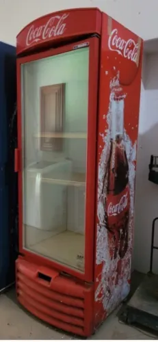 Freezer expositor vertical da COCA COLA, anos 60, Não testado. Med.: 2,06m x 0,66 x 0,60cm