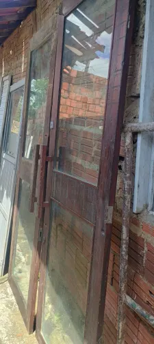 Porta de Madeira com Vidro - Usada em Bom Estado