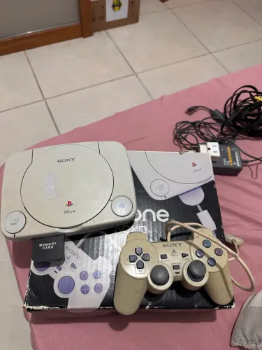 PlayStation 1 com caixa
