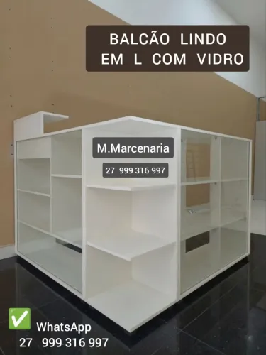 BALCÃO VITRINE EM L COM GAVETA E CHAVES