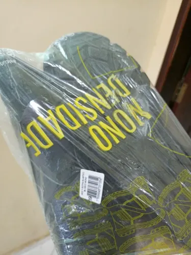 Bota nova barata na embalagem
