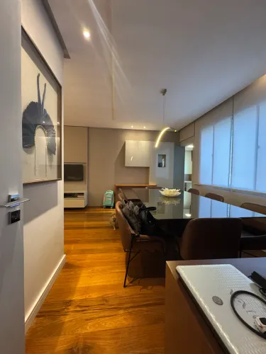 Vendo mesa 8 lugares com cadeiras em couro