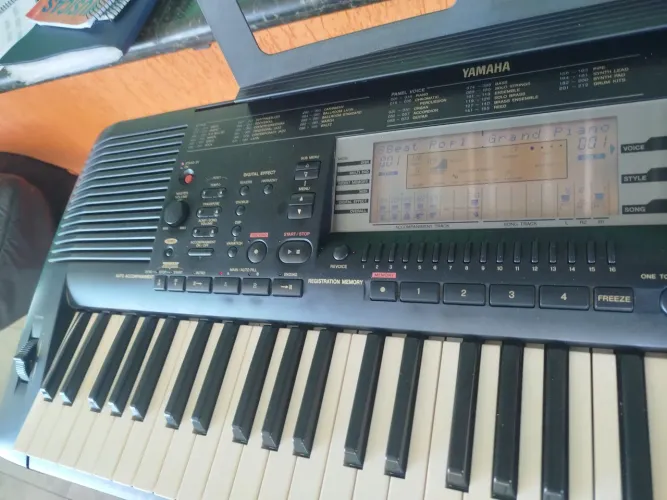 Teclado Yamaha PSR 630 com drive USB, conservado