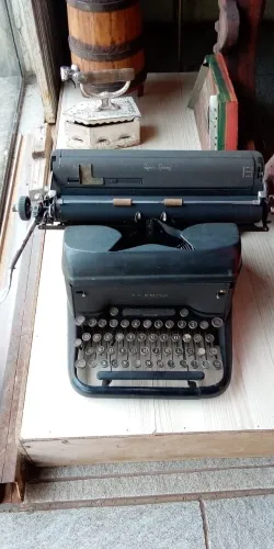 Maquina de escrever antiga funcionando