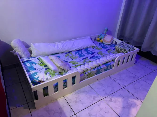 Cama montessoriana infantil 