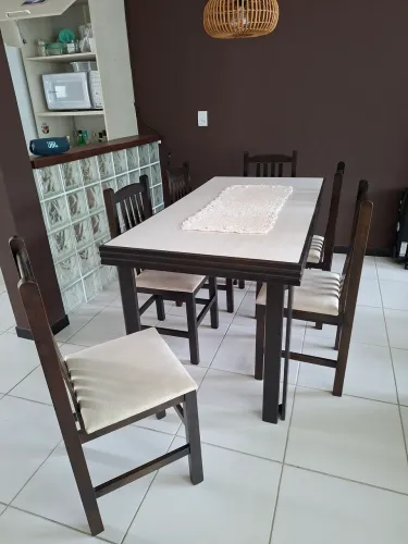Mesa de madeira com seis cadeiras de madeira em ótimo estado. 