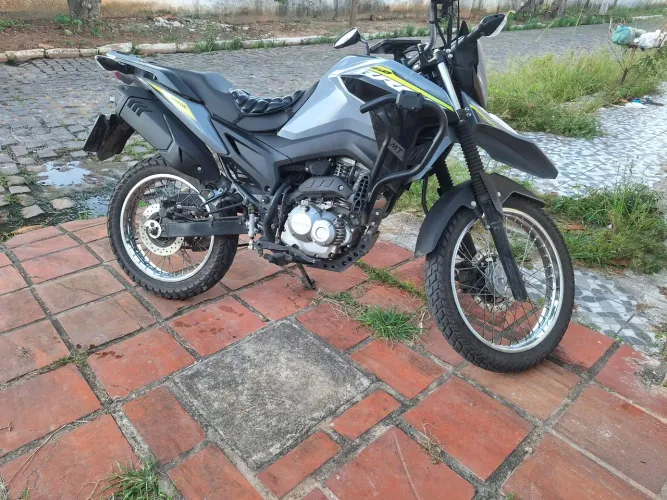 Moto novinha 11.200 km rodados.