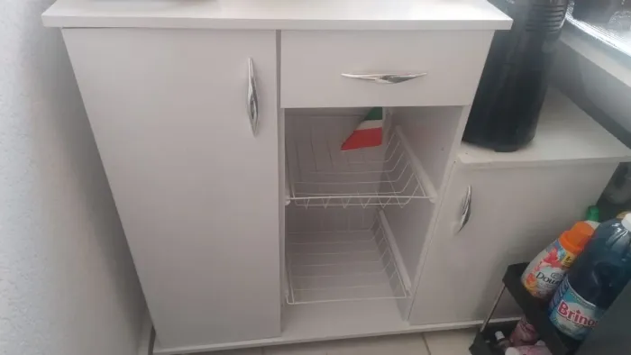 Vendo estofado e armário com fruteira $600 os 2