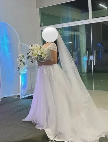 Vestido de noiva, branco, com bordados e rendas florais. Não acompanha o véu.