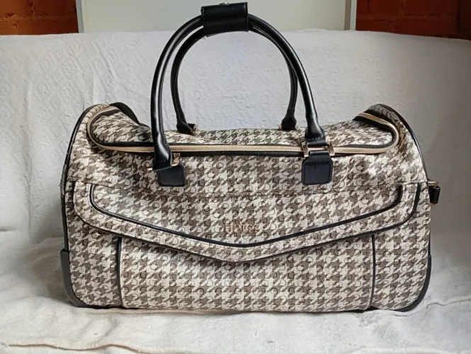 Bolsa da Guess versátil para viagem