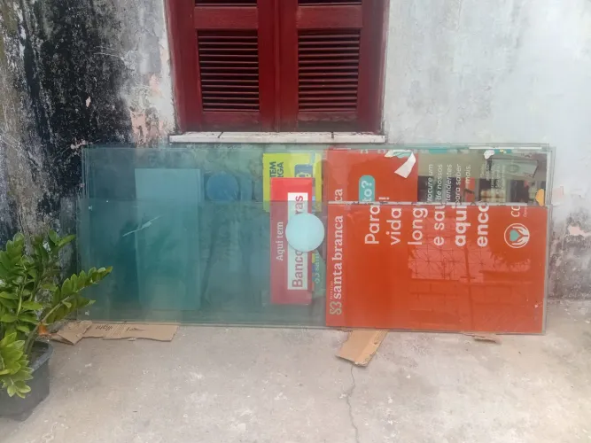 Vendo Vidros em Bom Estado - Ótimo Preço