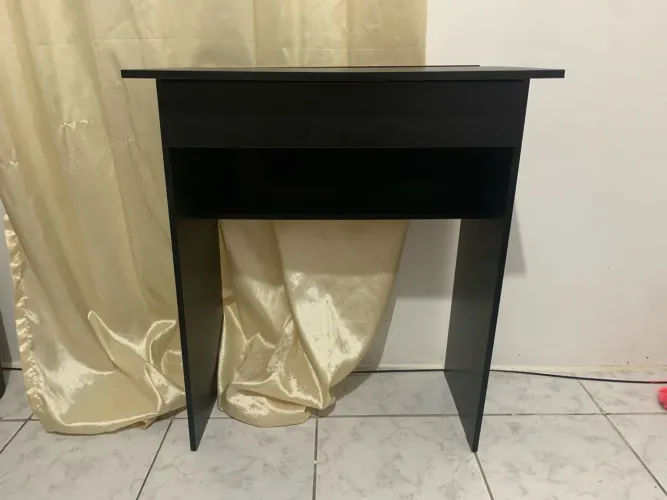 Escrivaninha preta com gaveta