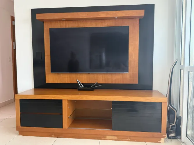 Rack com painel em madeira