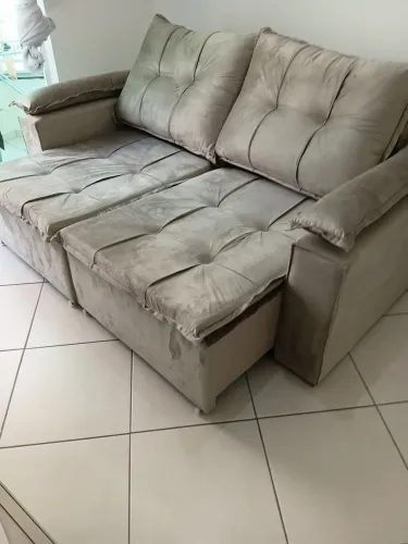 Sofá semi novo.