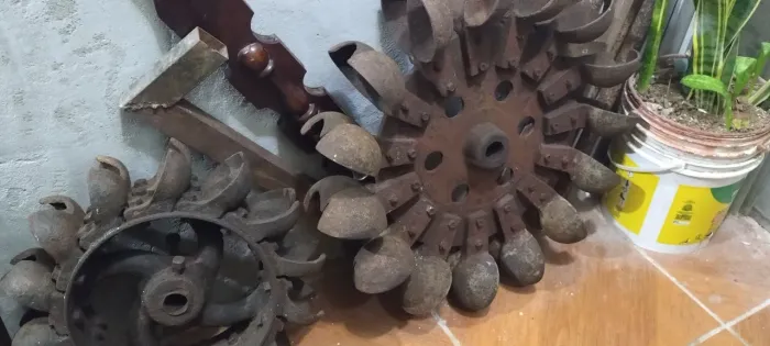 Roda dagua antiga menor 40 cm de diâmetro e a maior 65 cm de diâmetro 