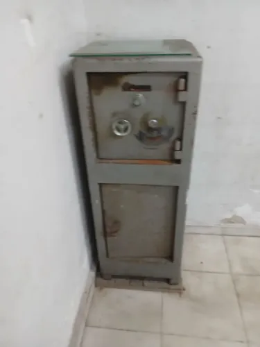 Cofre e gaveteiros de ferro.
