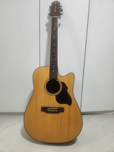 Violão eletroacústico de aço da renomada marca coreana Crafter Guitars