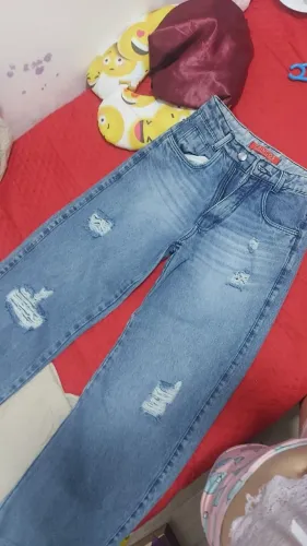 Calça jeans, larga e rasgada por estética