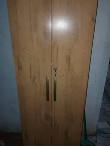 Vende-se esse guarda roupa de solteiro ótimo estado bem conservado não tem mês de uso