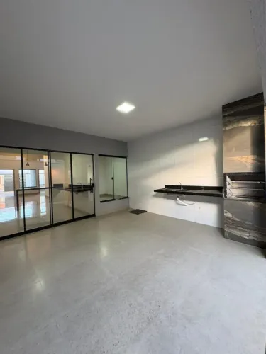 Linda casa! 3 Quartos sendo 1 Suíte - Área Gourmet com Churrasqueira Revestida - Res. Alic