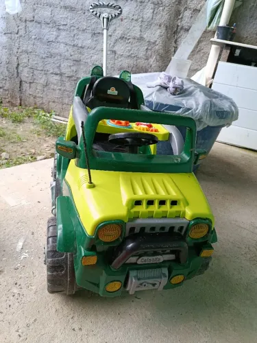 Carrinho modelo grande usado poucas vezes 