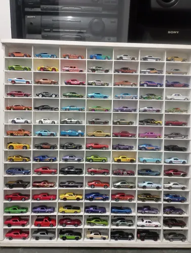105 carrinhos Hot Wheels com Expositor. Muscle Car