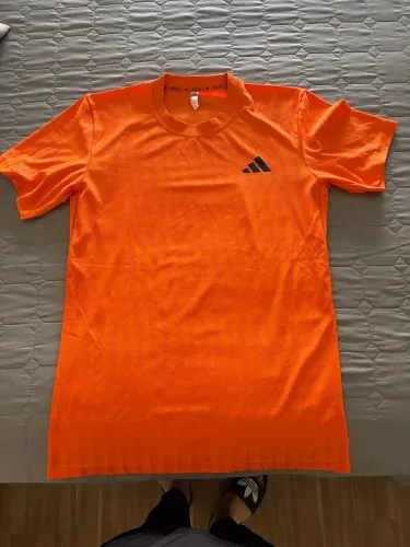 Vendo camiseta Adidas - ideal para prática de esportes