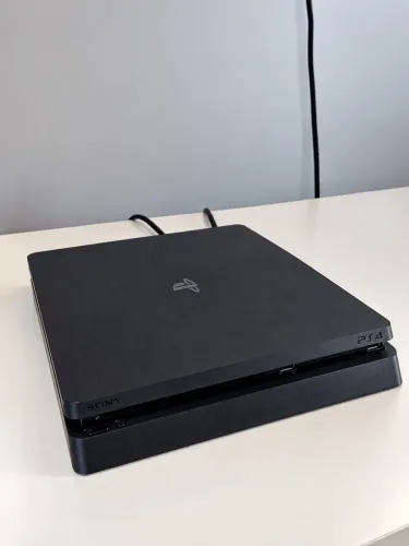 PS4 SLIM 1 TB + 2 jogos