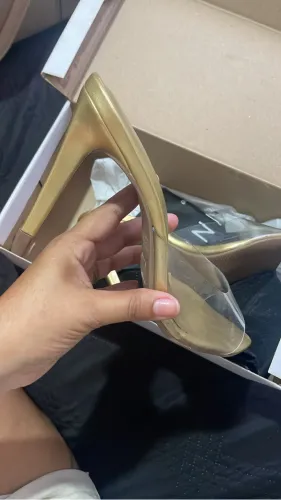 Tamanco dourado bico folha