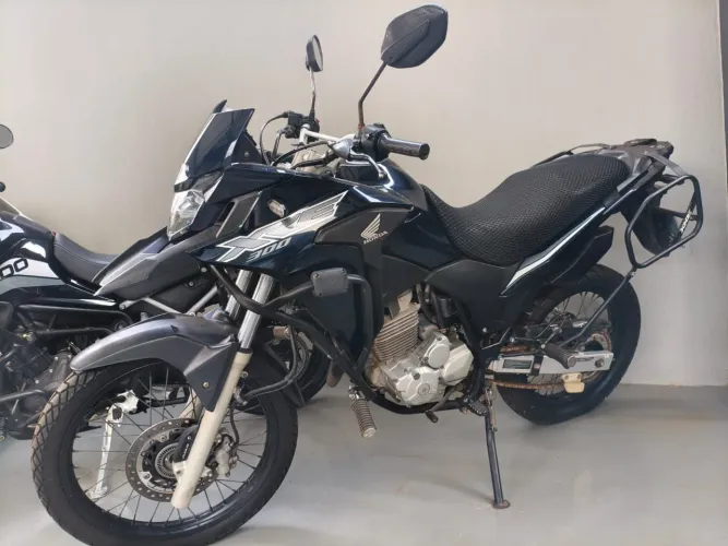 XRE 300 preta