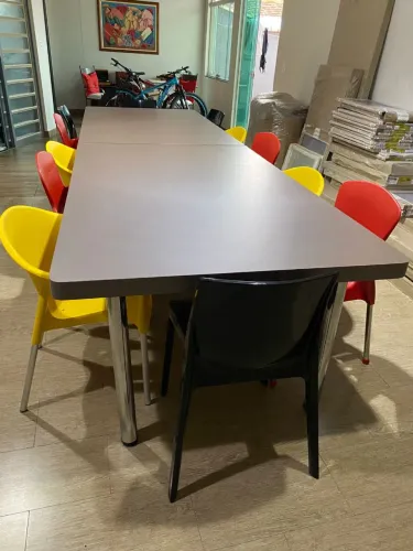 Mesa com 12 cadeiras conservada 