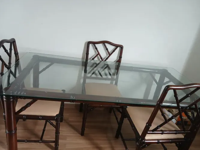 Mesa de vidro,com 3 cadeiras.