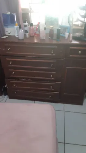 Vendo uma cômoda de cinco gavetas e armário de cozinha
