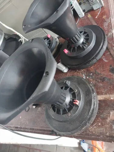 Vendo um pa de cornetas hdc 2000 só fale se vc tive interesse mesmo 