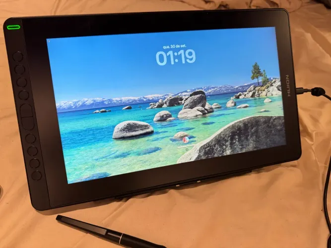Mesa Digitalizadora Huion Kamvas 16 GS1561 + Caneta, Suporte e Case