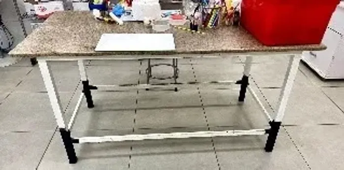 Bancada com pés de ferro e tampo de granito