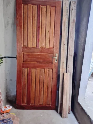 Porta de madeira maciça com batentes