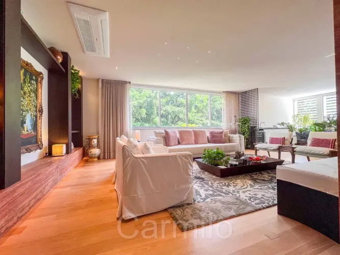 325 m² em frente à Praça Buenos Aires. Totalmente reformado, mobiliado e equipado.