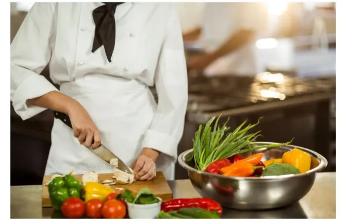 PRECISA-SE DE AUXILIAR DE COZINHA.