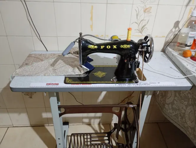 Máquina de costura semi industrial Fox com pedal manual e pedal automático