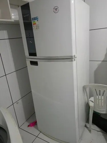 Geladeira, cama king, fogão 6 bocas