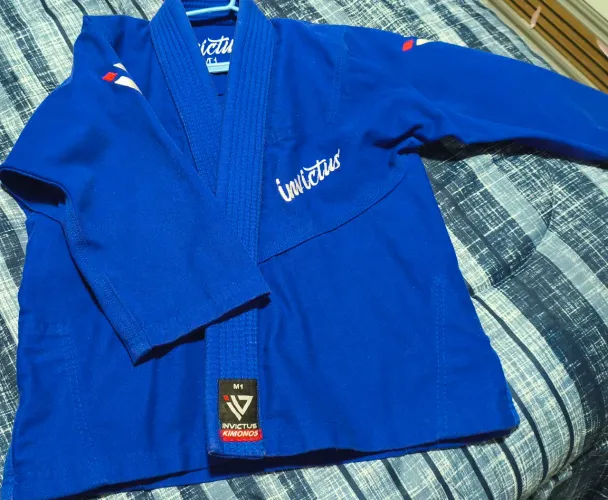 Kimono infantil 1 conjunto Tam M1 invictos, 1 conjunto shitaya,1 jaqueta preta Tam M1 .