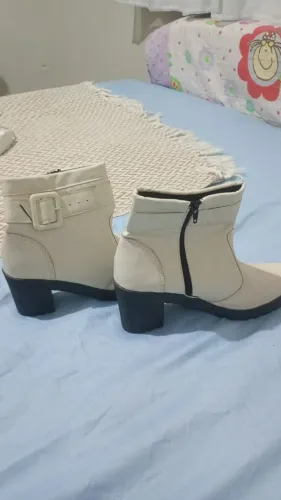 Bota branca de couro 