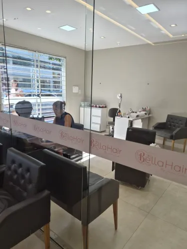 Vaga de Nail Designer e Manicure e Cabeleireira 