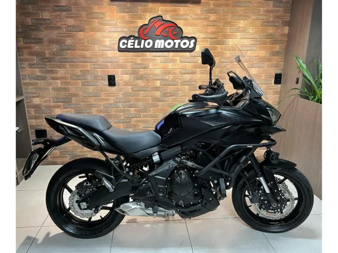 VERSYS 650CC PRETA 2022/2023