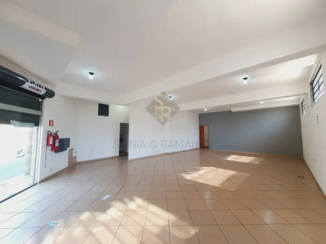 Salão comercial para alugar com 133,83m² de área útil e 01 sala com divisória no bairro Al