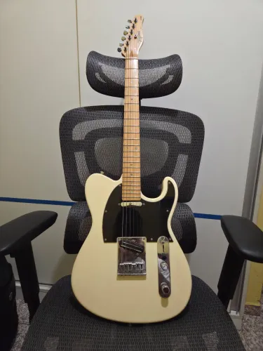 Guitarra Telecaster Tagima T-855 (Série Brasil), com captadores e elétrica custom.