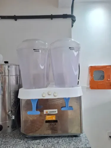 Vendo refresqueira venancio 2 cubas seme nova, 