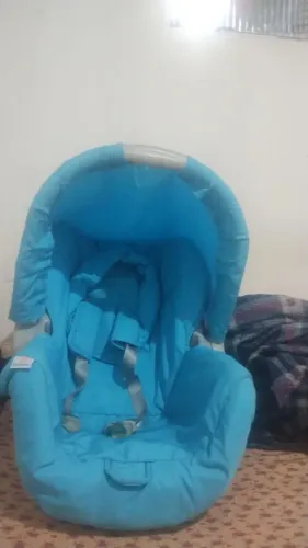 Bebe conforto azul e kit berço azul