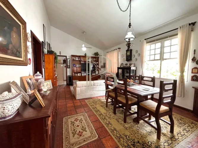 Casa térrea de esquina com 4 quartos e piscina no Parque São Jorge